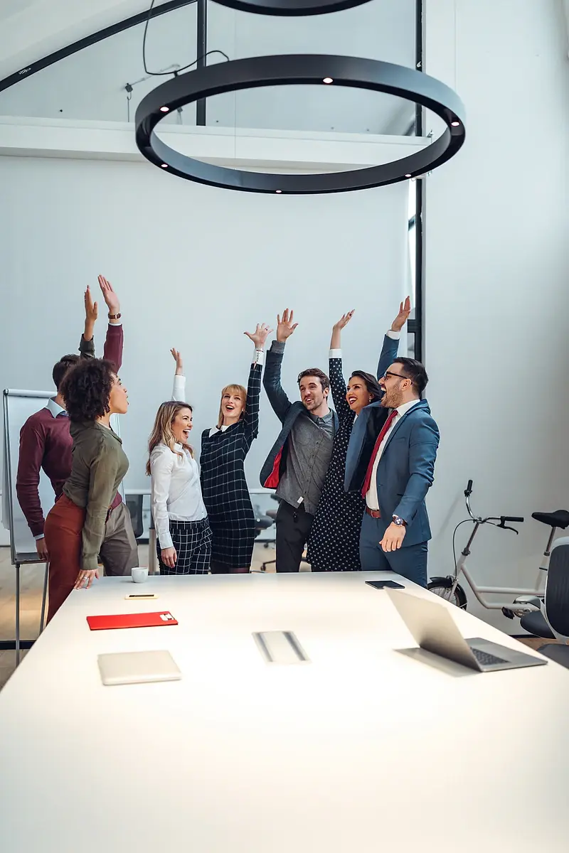 Pessoas comemorando em ambiante corporativo