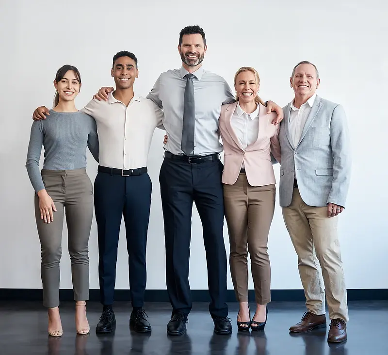 Pessoas felizes em ambiente corporativo