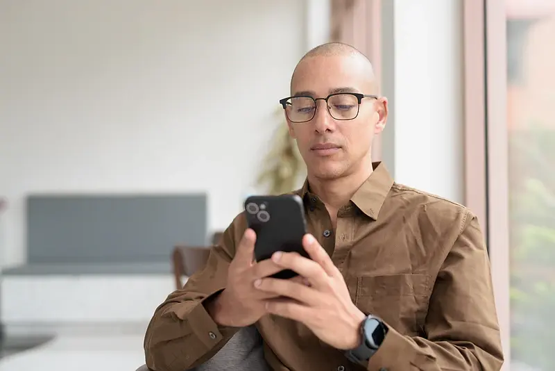 Homem olhando o celular